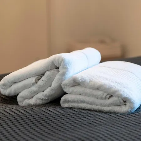 Apartment And Cozy By The Train Station With Free Parking *