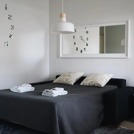 And Cozy By The Train Station With Free Parking