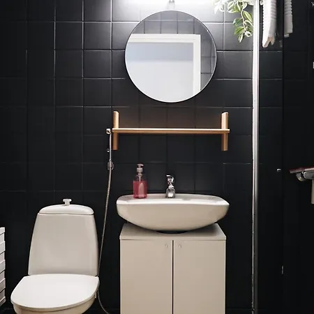 Apartment And Cozy By The Train Station With Free Parking *