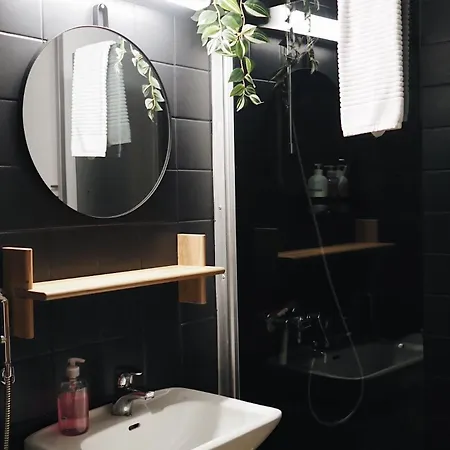 And Cozy By The Train Station With Free Parking Apartment