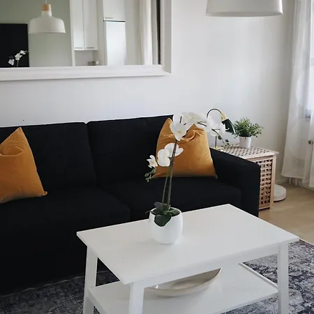 And Cozy By The Train Station With Free Parking *