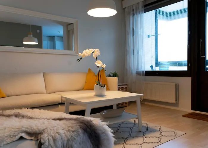 And Cozy By The Train Station With Free Parking 公寓